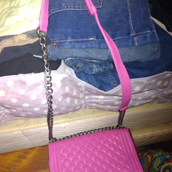 Leather magenta handbag with metal glass closure and metal chain embellish strap - Picture 11 of 13